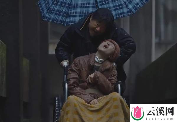 《朝云暮雨》:看似猎奇的故事,实是现实的创伤