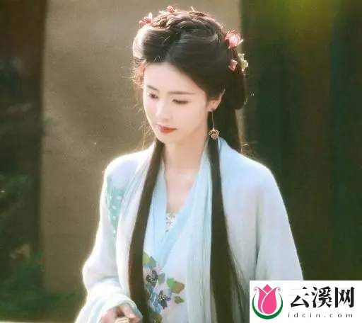 白鹿《临江仙》最新剧照一览，红衣金配饰造型超美的
