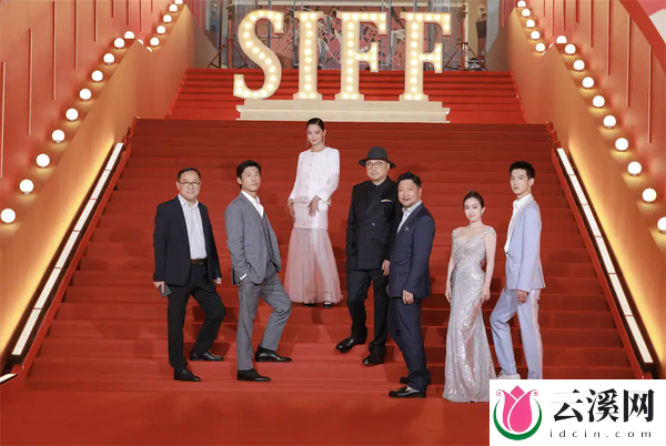 《逆行人生》剧组亮相上影节,徐峥大赞辛芷蕾演技